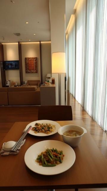 探尋河源美食:東江釀豆腐、萬綠湖魚頭湯與鹽焗雞的誘人故事
