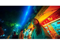 深圳南山夜市美食熱鬧非凡，小吃車遍布街頭