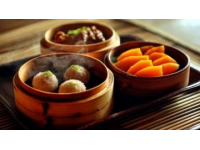 貴州美食以其獨特的風味和豐富的多樣性著稱，融合了多民族的飲食文化，酸辣、香辣、鮮