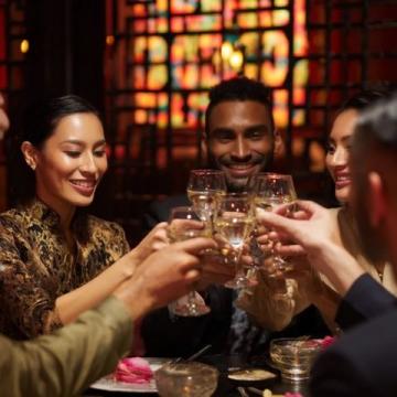 農歷新年舉箸共啖，觥籌交錯伴隨著歡聲，分享喜悅或訴說相思之情