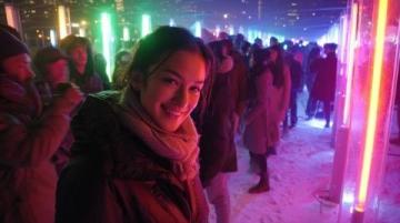 二里井夜市熱鬧一番，眾人盡情品嘗美食。