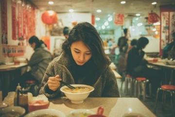 青島一日：下午打牌晚上品嘗梁記粵來粵?；疱伒昝朗? width=