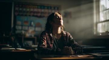 教育之光:一位校長的愛心行動改變學生命運