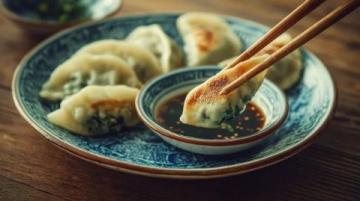 用英語介紹中國傳統(tǒng)美食：餃子的故事與發(fā)展歷程
