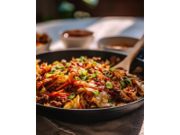 家常美食蔥香四溢的快速蔥爆羊肉食譜，肉嫩味美，輕松上桌