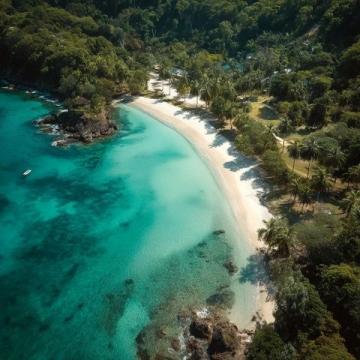 菲律賓是一個由7000多個島嶼組成的東南亞國家，以其美麗的海灘、豐富的海洋生物、