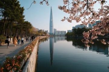 五一假期旅游熱度飆升，反映出國(guó)內(nèi)消費(fèi)市場(chǎng)的強(qiáng)勁復(fù)蘇和民眾出行需求的高漲