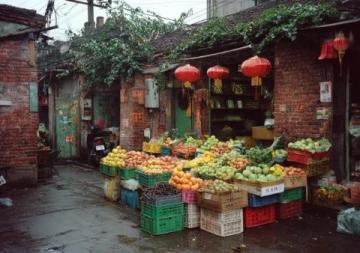 安州花街荄鎮先林橋便民菜市：雨中生機與繁榮的小世界