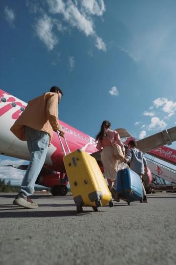 五一假期旅游熱度飆升，反映出國(guó)內(nèi)消費(fèi)市場(chǎng)的強(qiáng)勁復(fù)蘇和民眾出行需求的高漲