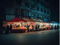 安州花街荄鎮(zhèn)先林橋便民菜市：雨中生機與繁榮的小世界