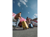 五一假期旅游熱度飆升，反映出國(guó)內(nèi)消費(fèi)市場(chǎng)的強(qiáng)勁復(fù)蘇和民眾出行需求的高漲