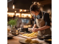 河南開封面館師傅絕技：一米大刀切出細如絲面的傳統美食傳奇