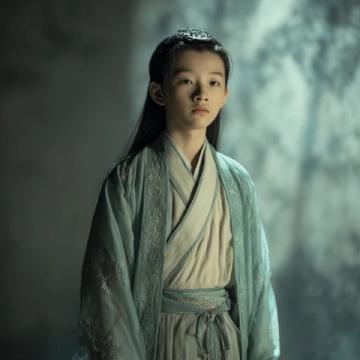 因?yàn)槭废嬖频哪樕戏噶诵影甙_，于是有了治療藥物薔薇硝出場(chǎng)，但是被茉莉粉