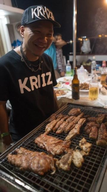探秘新密美食夜市：文昌大公雞與炭火羊排的魅力