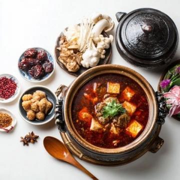 西峰下莊羊肉那可是一絕,清晨羊肉館子就開始忙碌,大鐵鍋里羊肉湯翻滾