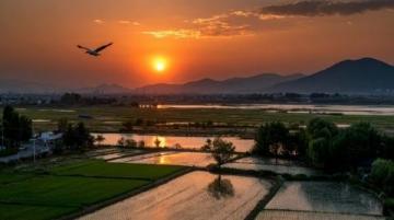松滋縣有個小鎮邊緣臨大湖，大片水面映照著夕陽。