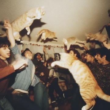 1990年除夕夜，唐國強的妻子洗完澡化完妝，穿上一身新衣