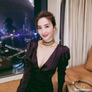 1985年，楊紫瓊與香港富商潘迪生相戀，兩人熱戀3年后，在楊紫瓊26歲那年