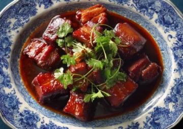東坡肉的傳說為這道家常菜增添了文人的浪漫氣息——據說蘇東坡被貶黃州之時