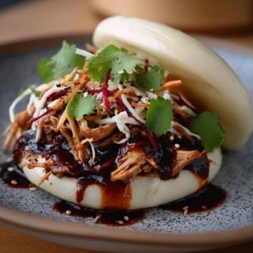 以下是一道原創(chuàng)改良版粉蒸肉食譜,以茶香解膩、果香增鮮為特色