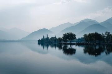 黎明六點，微光悄然灑落順峰山公園的青云湖畔,湖水仿若被喚醒的精靈，泛起粼粼波光
