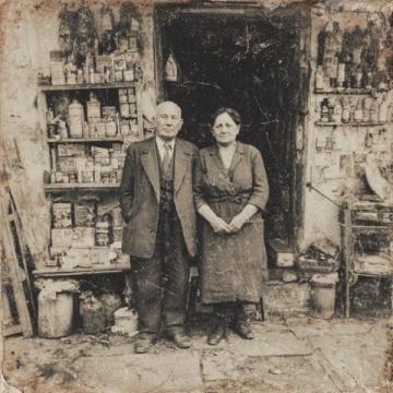 這是1945年11月份的一組珍貴老照片，拍攝于重慶路邊的一家小吃店