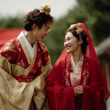 5月20日,孔子第76代孫公開消息,自己已在美國結婚,妻子厚唇大眼是大馬名媛