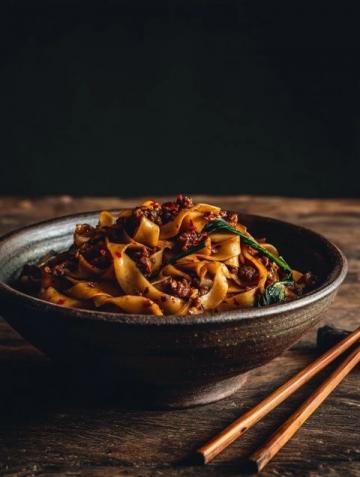 深秋大食堂午餐菜單:炸雞腿配肉絲面,溫暖又美味
