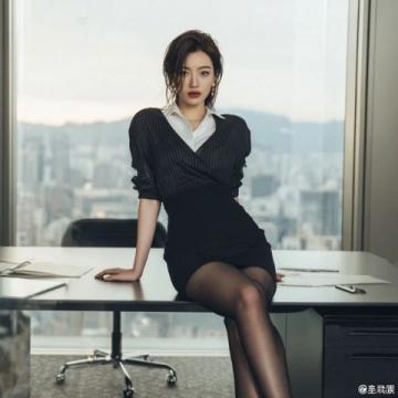 時(shí)尚編輯萌萌為籌夏刊熬夜奮戰(zhàn)
