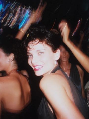 1990年除夕夜，唐國強的妻子洗完澡化完妝，穿上一身新衣