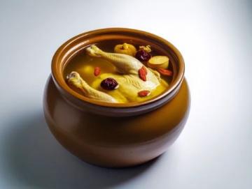 探訪豪車(chē)會(huì)所，斗鯧盆菜、膏蟹河豚連著出，一盆姜油蛇