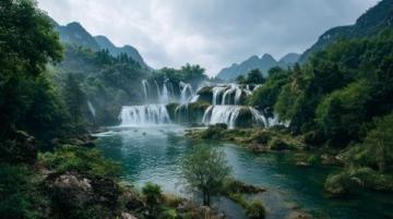 云南旅游攻略云南是中國旅游資源最豐富的省份之一,融合了雪山峽谷、高原湖泊