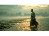 黎明六點，微光悄然灑落順峰山公園的青云湖畔,湖水仿若被喚醒的精靈，泛起粼粼波光