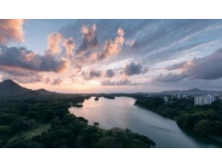 松滋縣有個小鎮邊緣臨大湖，大片水面映照著夕陽。