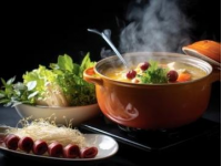東坡肉的傳說為這道家常菜增添了文人的浪漫氣息——據說蘇東坡被貶黃州之時