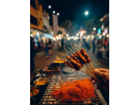 昨晚社會百態里"公婆深夜遛娃吃串"的視頻溫暖了無數人，老人抱著烤串笑說"被媽媽發