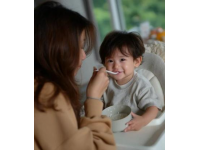 郝劭文妻子二胎生子，曬兒子吃雞腿照笑翻網(wǎng)友
