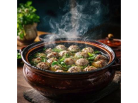 西峰下莊羊肉那可是一絕,清晨羊肉館子就開始忙碌，大鐵鍋里羊肉湯翻滾
