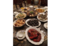 介紹中國傳統美食的英語作文(以下是一些中國各地的傳統美食介紹)