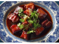 以下是一道原創(chuàng)改良版粉蒸肉食譜，以茶香解膩、果香增鮮為特色