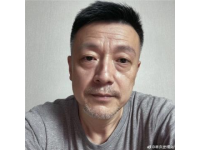 在西虹市首富中，沈騰飾演的王多魚為了完成一個月花光十億的賭約，花重金邀請了
