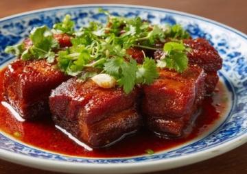以下是一道原創(chuàng)改良版粉蒸肉食譜,以茶香解膩、果香增鮮為特色