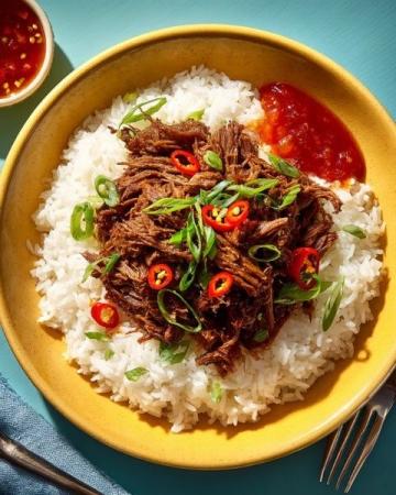 青椒肉絲，這道經典的中式家常菜，以其色澤鮮艷、口感豐富而受到眾多食客的喜愛
