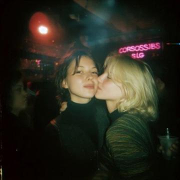 1990年除夕夜，唐國強的妻子洗完澡化完妝，穿上一身新衣