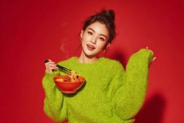 林允生日直播秀廚藝，中餐女神魅力綻放引期待！