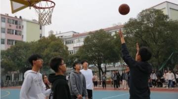 余姚一位75歲的老球迷帶領三支門球隊征霸全國