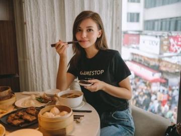上海學(xué)子共度溫馨年夜，美食薈萃盡顯青春風(fēng)采