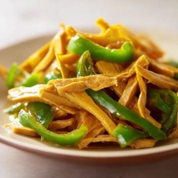青椒肉絲，這道經典的中式家常菜，以其色澤鮮艷、口感豐富而受到眾多食客的喜愛