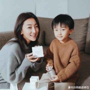 謝浩男媽媽許健華成功回歸，帶小女兒上學(xué),還展示廚房神器