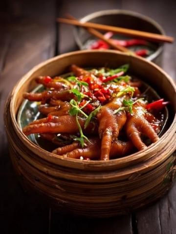 根據全網熱度、社交平臺討論度及美食榜單數據，以下三個四川特色菜近期熱度最高
